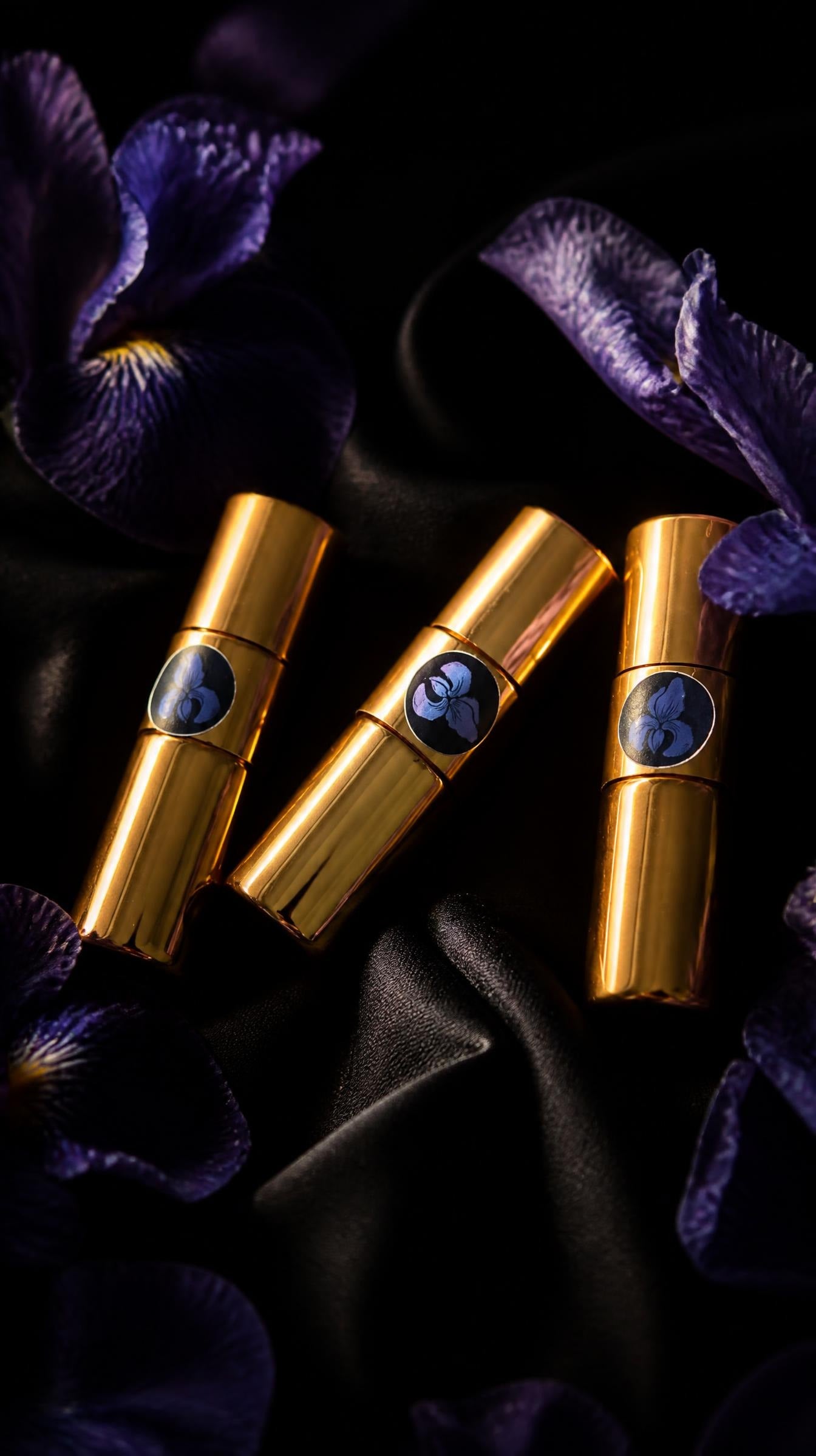 Zestaw próbek perfum Blueirys, trzy złote fiolki 2 ml wśród irysów