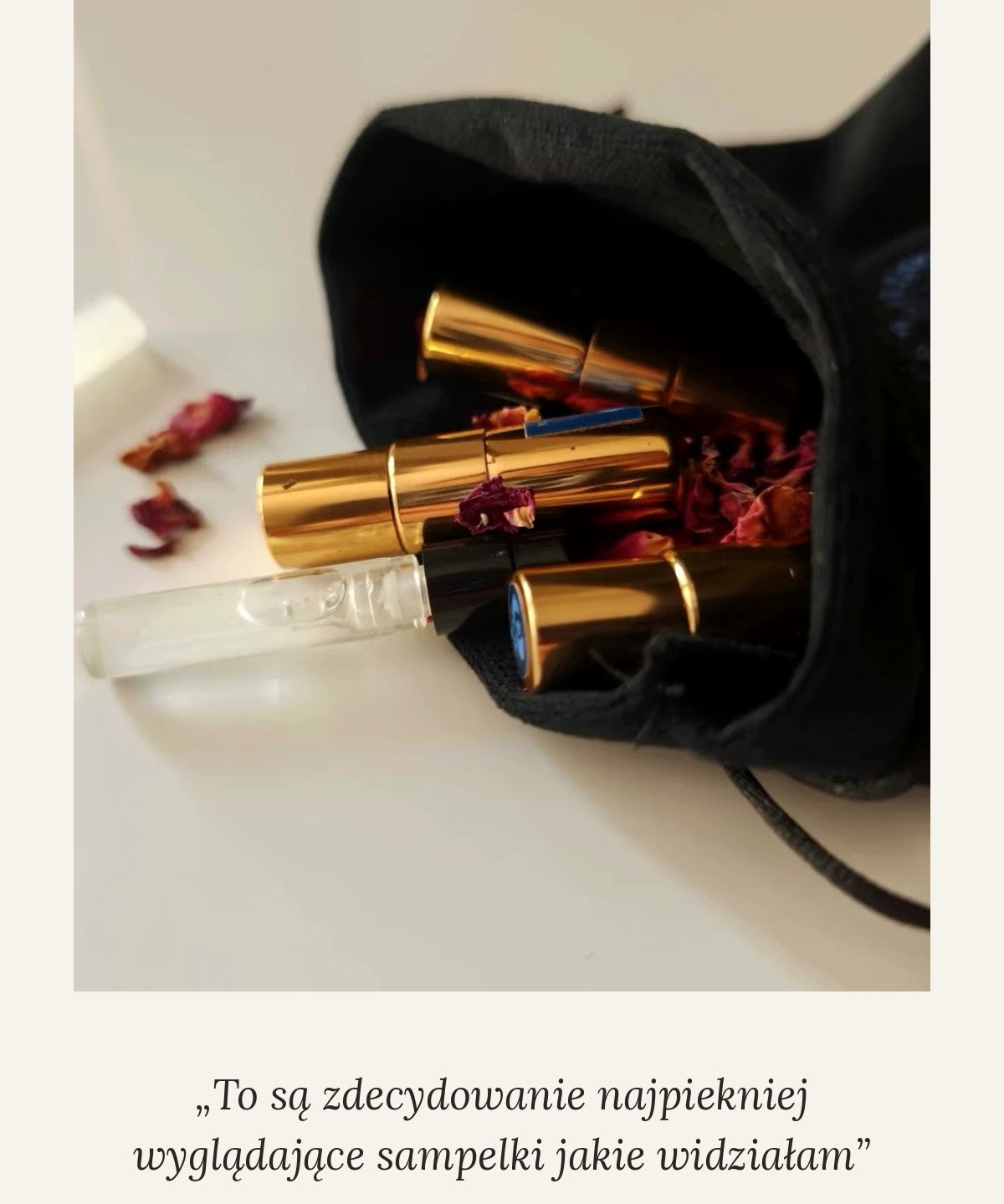 Próbki naturalnych perfum Blue Irys w złotych atomizerach, wysypane z czarnego woreczka razem z suszonymi płatkami róży