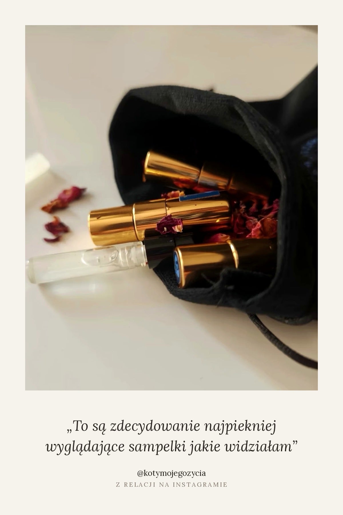 Próbki naturalnych perfum Blue Irys w złotych atomizerach, wysypane z czarnego woreczka razem z suszonymi płatkami róży
